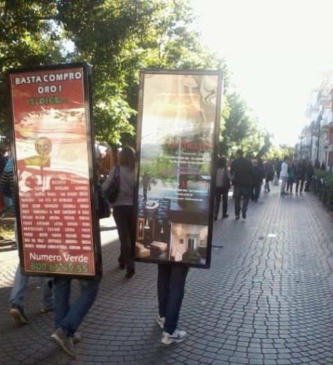 Ecco i ''cartelloni umani'', la nuova dubbia frontiera della pubblicit�